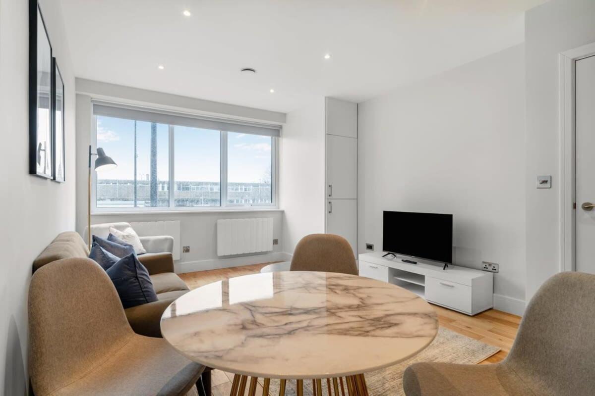 Lovely 1 Bedroom Apartment In The Heart Of Eastleigh Eksteriør bilde